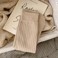 Calcetines de algodón con costillas verticales en beige, media caña estilo minimalista - Talla única / Caqui