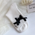 Weiße Socken mit schwarzen Satinschleifen, süßer Lolita-Stil aus Baumwolle für Damen - Weiß mit Schwarzer Schleife