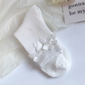 Süße weiße Crew-Socken mit dekorativen Satin-Schleifen für einen minimalistischen Look - Ganz Weiß