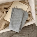 Calcetines grises de algodón con rayas verticales en un acogedor estilo invernal - Talla única / Gris claro