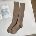 Calcetines altos marrón café de punto acanalado para mujer en un ambiente hogareño suave - Talla única / Caqui