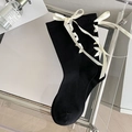 Schwarze Kniestrümpfe im Lolita-Stil mit weißer Schnürung und Schleifendetails - Schwarz
