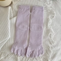 Lavendelfarbene Zehensocken mit vertikalem Strickmuster im süßen japanischen Kawaii-Stil - Lila