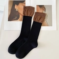 Calze a righe bicolore con polsini marroni a volant in maglia nera elegante - Nero