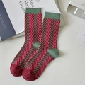 Vintage Baumwollsocken mit Fischgrätenmuster in Pink, Grün und Dunkelrot gestreift - Fischgrätenmuster Farblock