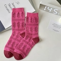 Japanische rosa Baumwoll-Mittelsocken mit Argyle-Muster und bordeauxfarbenem Akzent - Rosérosa Argyle