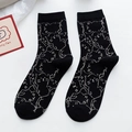 Mittelhohe schwarze Stricksocken mit weißem Pixel-Katzenmuster und schwarzer Spitze - Einheitsgröße / Schwarz