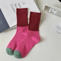 Retro Wadenstrümpfe mit Streifen in Burgunderrot, Rosa und Grün im Colorblock - Dreiteilige Spleißung