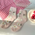 Rosa Korallenfleece-Socken mit Gänseblümchen-Muster für warme Wintertage zu Hause - Einheitsgröße / Rosa Frangipani