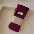 Chaussettes en tricot côtelé bordeaux avec bords volantés et étiquette en tissu blanc - Taille unique / Bordeaux