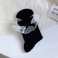 Schwarze Socken im Lolita-Stil mit weißem Spitzenbesatz und schwarzer Satinschleife - Einheitsgröße / Schwarz