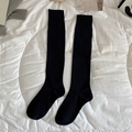 Calcetines altos negros con rayas verticales para mujer en estilo japonés minimalista - Talla única / Negro