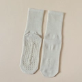Chaussettes de yoga beige clair avec texture côtelée et semelle antidérapante en silicone - Gris clair