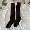 Calcetines altos de punto acanalado oscuro para mujer en ambiente hogareño - Talla única / café