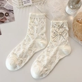 Weiße Socken im japanischen Stil mit floraler Textur und dekorativem Schleifenband - Jacquard-Schleife-Stil