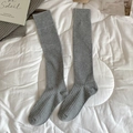 Chaussettes hautes grises pour femmes avec maille côtelée et rayures verticales - Taille unique / Gris clair