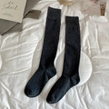 Chaussettes montantes en tricot gris foncé avec rayures verticales et texture douce - Taille unique / Gris clair