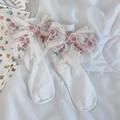 Weiße Lolita-Wadenstrümpfe mit großen Spitzenschleifen und rosa Rosenstickerei - Einheitsgröße / Weiß Große Schleife