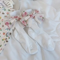 Weiße Lolita-Wadenstrümpfe mit großer Spitzenschleife und rosa Blumenstickerei - Einheitsgröße / Weiß Kleine Schleife