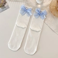Weiße Baumwollsocken für Damen mit einer großen hellblauen Organzaschleife - Blau