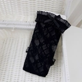 Schwarze Lolita-Netzstrümpfe mit Spitzenrüschen und Schleifen-Detail im Korb - Einheitsgröße / Schwarz