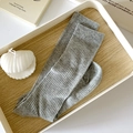 Chaussettes mi-hautes grises à côtes fines et texture verticale pour l'été - Taille unique / Gris clair