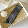 Chaussettes femme en maille côtelée gris foncé dans un décor nordique minimaliste - Taille unique / Gris clair