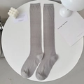 Calcetines altos grises transpirables para mujer con diseño minimalista de canalé - Talla única / Gris