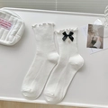 Calze bianche Lolita con bordo a volant, fiocco in nastro nero e ciondoli di perle - Taglia Unica (22-25cm) / 138 Bianco (Stile Perla)