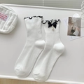 Chaussettes blanches Lolita avec bordure noire volantée et détail élégant de nœud perlé - Taille Unique (22-25cm) / 138 Blanc Bordure Noire (Style Perle)