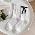 Calze bianche stile Lolita con fiocchi in raso nero e bottoni a cuore argento - Taglia unica / Bianco con Fiocco Nero