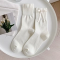 Chaussettes mi-mollet Lolita blanc crème avec maille côtelée et nœud à perle en forme de cœur - Taille unique / Beige