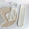 Damen Kniestrümpfe aus weißer floraler Spitze mit atmungsaktivem Mesh und gewelltem Rand - Einheitsgröße / Beige