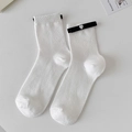 Weiße atmungsaktive Netzsocken mit schwarzen Schleifen und Herzperlen-Anhängern - Weißer Sockel Schwarze Schleife