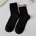 Schwarze Kniestrümpfe im Ballett-Stil mit rosa Seifenschleifen und Herz-Perlen-Akzenten - Schwarz mit Rosa Schleife