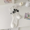 Weiße Lolita-Wadenstrümpfe mit Spitzenbesatz und zwelagigen schwarz-weißen Schleifen - Einheitsgröße / Weiß