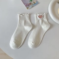Weiße Socken mit Rüschensaum und rosa Herz-Stickerei im japanischen Stil - Herz
