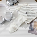 Weiße Socken mit schwarzer Buchstabenbestickung im minimalistischen Lifestyle-Stil - Einheitsgröße / Gebleichtes Weiß