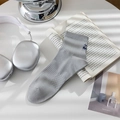 Mittelhohe graue Baumwollsocken mit Stickerei an der Seite und gerippten Bündchen - Einheitsgröße / Grau