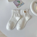 Weiße Socken mit Rüschensaum und brauner Bärenstickerei im süßen japanischen Stil - Bär