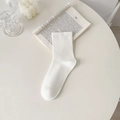 Calze classiche bianche in puro cotone stile minimalista per donna su un tavolo - Bianco Puro