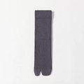 Dunkelgraue Tabi-Socken mit geteiltem Zehenbereich und vertikaler Rippenstrick-Struktur - Hellgrau