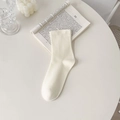 Calze a metà polpaccio in maglia bianco crema per donna in un ambiente lifestyle accogliente - Bianco Sporco