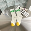 Calcetines blancos con rayas verdes y puntera amarilla en estilo preppy informal - Blanco con Verde y Amarillo