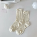 Cremeweiße Socken mit vertikalen Streifen, Mesh-Hohlmuster und eleganten Rüschenbündchen - Cremeweiß
