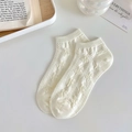 Weiße Füßlinge für Damen mit 3D-Blumenmuster und gerippter Textur aus Baumwolle - Blume