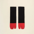 Calze Tabi con design a contrasto rosso e nero dotate di punta divisa a metà polpaccio - Contrasto Nero e Rosso (Punta Rossa)