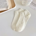 Weiße Kurzsocken im japanischen Stil mit Zopfmuster und Blumenmuster aus Baumwolle - Rautenförmige Blume