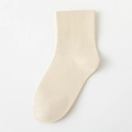 Minimalistische beigefarbene Baumwollsocken mit feinen Rippbündchen und Strickstruktur - Cremeweiß