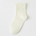 Einfarbige cremeweiße Baumwollsocken mit feiner vertikaler Rippenstrickstruktur - Cremeweiß